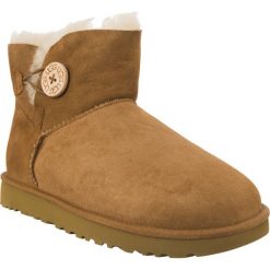 Ugg brązowe Mini Bailey Button Ii Chestnut. Pomarańczowe śniegowce damskie Ugg, bez zapięcia. W wyprzedaży za 679,00 zł.