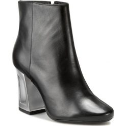 Botki BRONX - 33900-A BX 1221 Black 01. Czarne botki damskie na obcasie marki Bronx, z materiału. W wyprzedaży za 289,00 zł.