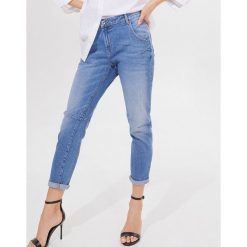 Jeansy boyfriend - Niebieski. Niebieskie jeansy damskie Mohito. W wyprzedaży za 39,99 zł.
