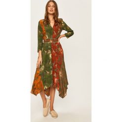 Desigual - Sukienka. Zielone sukienki damskie Desigual, na co dzień, bez wzorów, z wiskozy, casualowe, z asymetrycznym kołnierzem, bez rękawów, midi, asymetryczne. Za 649,90 zł.