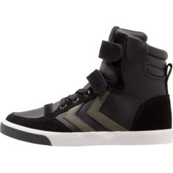 Hummel SLIMMER STADIL Tenisówki i Trampki wysokie black. Czarne trampki męskie Hummel, ze skóry. W wyprzedaży za 174,30 zł.