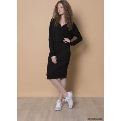 Sukienka z dekoltem w zakładkę. Różowe sukienki z falbanami marki Pakamera, midi, ołówkowe. Za 460,00 zł.