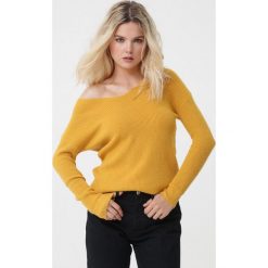 Żółty Sweter Emmie. Żółte swetry damskie Born2be, xl, w paski, prążkowane, z długim rękawem, długie, bez kaptura. Za 69,99 zł.