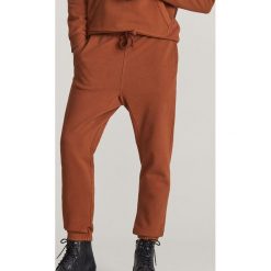 Spodnie dresowe slim - Brązowy. Pomarańczowe spodnie męskie Reserved, s, z dresówki. Za 109,99 zł.