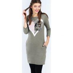 Sukienka - 96-11770 MILI. Zielone sukienki damskie Unisono, na co dzień, s, z nadrukiem, z elastanu, klasyczne, z klasycznym kołnierzykiem, bez rękawów, mini, proste. Za 89,00 zł.