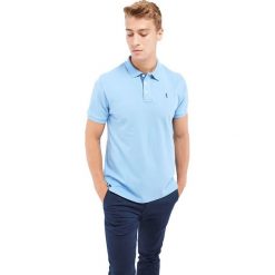 Koszulka polo w kolorze błękitnym. Niebieskie koszulki męskie Polo Club Men, xxl, z haftami, z bawełny, polo, bez rękawów. W wyprzedaży za 99,95 zł.