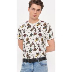T-shirt z nadrukiem all over - Kremowy. Białe t-shirty męskie House, s, z nadrukiem, bez kołnierzyka. Za 49,99 zł.