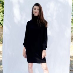 Dzianinowa sukienka z golfem - Czarny. Czarne sukienki damskie Sinsay, s, bez wzorów, z dzianiny, z golfem, bez rękawów. Za 59,99 zł.