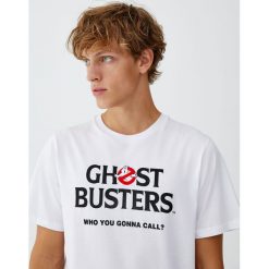 Koszulka z haftem Pogromców duchów. Białe koszulki męskie Pull&Bear, m, z haftami, bez kołnierzyka, z krótkim rękawem, krótkie. Za 59,90 zł.