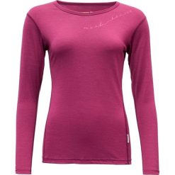 Devold koszulka damska Muldal Woman Shirt W/Print Plum L. Koszulki damskie termoaktywne Devold, l, bez wzorów, z wełny, bez kołnierzyka, z długim rękawem, długie, bez kaptura, outdoorowe. W wyprzedaży za 289,00 zł.
