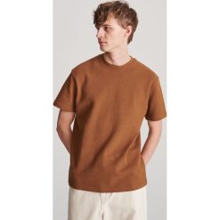 T-shirt ze strukturalnej dzianiny - Brązowy. Pomarańczowe t-shirty męskie Reserved, s, bez wzorów, z dzianiny, bez kołnierzyka. W wyprzedaży za 39,99 zł.