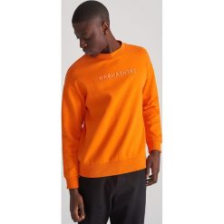 Bluza ze strukturalnym napisem - Pomarańczowy. Pomarańczowe bluzy męskie Reserved, s, z napisami, bez kołnierzyka, bez rękawów, bez kaptura. Za 69,99 zł.