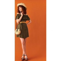 Sukienka o luźnym kroju. Zielone sukienki damskie Top Secret, na co dzień, na lato, w paski, z tkaniny, eleganckie, z falbankami, bez rękawów, z odkrytymi ramionami. W wyprzedaży za 44,99 zł.