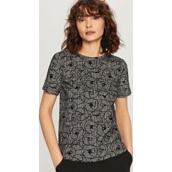 Koszulka we wzory - Wielobarwn. Czerwone t-shirty damskie marki Reserved, l, ze stójką. Za 69,99 zł.