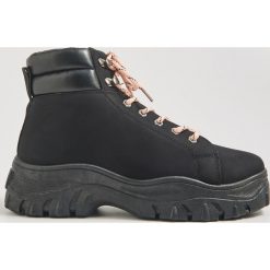 Buty trapery na grubej podeszwie - Czarny. Czarne buty trekkingowe damskie Sinsay, bez obcasa, bez zapięcia. Za 79,99 zł.