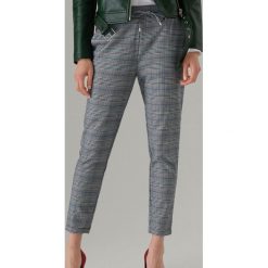 Spodnie jogger fit we wzory - Biały. Spodnie damskie Mohito. Za 109,99 zł.