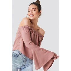 NA-KD Boho Top z odkrytymi ramionami - Pink. Różowe topy damskie marki NA-KD Boho, bez wzorów, z poliesteru, bez kołnierzyka. W wyprzedaży za 60,97 zł.