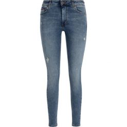Jeansy Slim Fit Tommy Jeans DW0DW06885. Niebieskie jeansy damskie Tommy Jeans. W wyprzedaży za 289,00 zł.