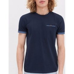 T-shirt z kontrastowymi detalami - Granatowy. Niebieskie t-shirty męskie House, s, bez wzorów, z kontrastowym kołnierzykiem. Za 39,99 zł.