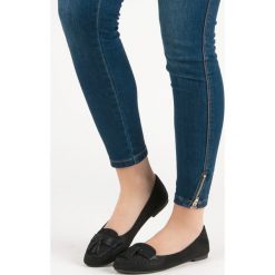 MOKASYNY Z FRĘDZLAMI. Różowe mokasyny damskie SMALL SWAN. Za 52,90 zł.