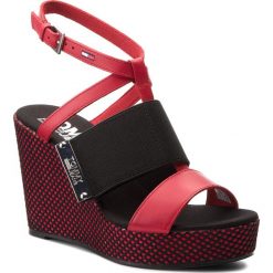 Sandały TOMMY JEANS - Material Mix Wedge Sandal EN0EN00048 Tango Red 611. Czerwone klapki damskie marki Tommy Jeans, bez wzorów, z jeansu, bez obcasa, na obcasie. W wyprzedaży za 219,00 zł.