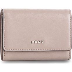 Mały Portfel Damski DKNY - Bryant Card Case Id R82Z3503 Warm Grey WG5 72. Brązowe portfele damskie DKNY, bez wzorów, ze skóry. W wyprzedaży za 239,00 zł.