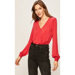 Guess Jeans - Body. Niebieskie bluzki damskie Guess Jeans, na co dzień, s, z aplikacjami, z poliesteru, bez kołnierzyka, z długim rękawem. Za 329,90 zł.