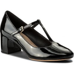 Półbuty CLARKS - Orabella Fern 261282384 Black Patent. Czarne półbuty damskie lakierowane Clarks, z lakierowanej skóry, na obcasie. W wyprzedaży za 269,00 zł.