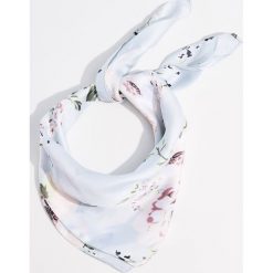 Chustka w kwiaty - Wielobarwn. Szare chusty damskie marki Mohito, w kwiaty. Za 24,99 zł.