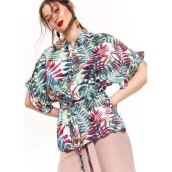 Koszula w kolorowy nadruk z wiązaniem w pasie. Zielone koszule damskie Top Secret, na co dzień, na lato, z nadrukiem, z tkaniny, eleganckie, bez kołnierzyka, z krótkim rękawem. W wyprzedaży za 59,99 zł.