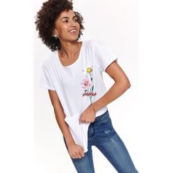 T-SHIRT Z NADRUKIEM I KIESZONKĄ. Białe t-shirty damskie marki Top Secret, z nadrukiem, z bawełny, bez kołnierzyka. Za 49,99 zł.