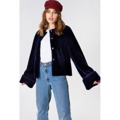 NA-KD Kurtka ze sztucznego futra - Blue,Navy. Niebieskie kurtki damskie NA-KD, z poliesteru. Za 323,95 zł.