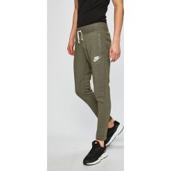 Nike - Spodnie Heritage Jogger. Zielone spodnie męskie Nike, s, bez wzorów, z bawełny. W wyprzedaży za 219,90 zł.