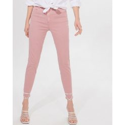 Jeansy typu skinny fit -. Jeansy damskie Mohito. W wyprzedaży za 39,99 zł.