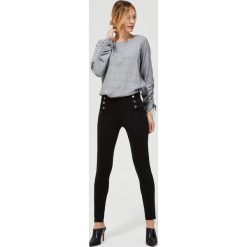 Legginsy z ozdobnym pasem. Czarne spodnie damskie Moodo, m, z elastanu. Za 79,99 zł.