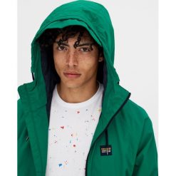 Kurtka w żeglarskim stylu z kapturem. Zielone kurtki męskie Pull&Bear, m, bez wzorów, z kapturem. Za 69,90 zł.