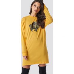 Linn Ahlborg x NA-KD Oversized LS T-Shirt Dress - Yellow. Żółte t-shirty damskie marki Linn Ahlborg x NA-KD, bez wzorów, z okrągłym kołnierzem. Za 121,95 zł.