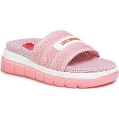 Klapki LOVE MOSCHINO - JA28215G0AJS0600 Rosa. Różowe klapki damskie Love Moschino, bez wzorów, z tworzywa sztucznego, bez obcasa. W wyprzedaży za 639,00 zł.