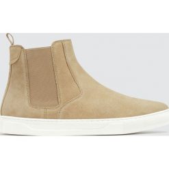Skórzane sportowe botki w beżowym kolorze. Pomarańczowe botki męskie marki Pull&Bear, bez zapięcia. Za 229,00 zł.