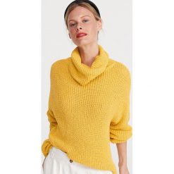 Sweter z luźnym golfem - Żółty. Żółte swetry damskie Reserved, s, bez wzorów, bez rękawów. W wyprzedaży za 69,99 zł.