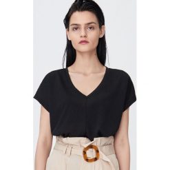 Koszulka basic z dekoltem - Czarny. Czarne koszulki damskie Sinsay, s, bez wzorów, bez kołnierzyka, bez rękawów. Za 19,99 zł.