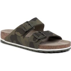 Klapki BIRKENSTOCK - Arizona Bs 1015510 Desert Soil/Camo Green. Zielone klapki męskie Birkenstock, ze skóry ekologicznej, bez zapięcia. Za 299,00 zł.
