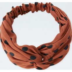 Opaska do włosów w groszki. Pomarańczowe opaski damskie Pull&Bear, w grochy. Za 29,90 zł.