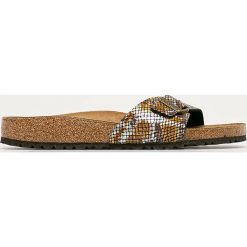 Birkenstock - Klapki Madrid. Pomarańczowe klapki damskie Birkenstock, bez wzorów, ze skóry ekologicznej, bez obcasa, na obcasie. W wyprzedaży za 229,90 zł.