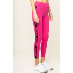 Legginsy Guess O01A12 JR046. Różowe spodnie damskie Guess, xs, z aplikacjami, z elastanu. W wyprzedaży za 149,00 zł.
