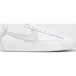 Nike - Buty Blazer Low. Białe buty sportowe damskie Nike, bez wzorów, ze skóry, sportowe. W wyprzedaży za 199,90 zł.