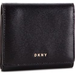 Mały Portfel Damski DKNY - Bryant Trifld Wallet R7413100 Blk/Gold BGD. Czarne portfele damskie DKNY, bez wzorów, ze skóry. W wyprzedaży za 279,00 zł.