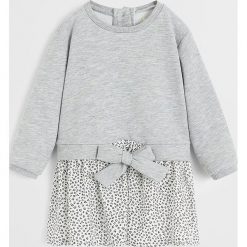 Mango Kids - Sukienka dziecięca Vera 80-104 cm. Szare sukienki dziewczęce Mango Kids, bez wzorów, z bawełny, casualowe, z długim rękawem, długie, maxi, proste. W wyprzedaży za 49,90 zł.