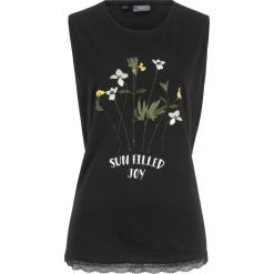 Top bawełniany z przędzy mieszankowej z koronką bonprix czarny z nadrukiem. Czarne bluzki damskie bonprix, z nadrukiem, z bawełny, bez kołnierzyka. Za 34,99 zł.