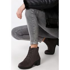 Szare Botki Westbranch. Szare botki dziewczęce Born2be, z okrągłym noskiem, przed kolano, na sznurówki. Za 139,99 zł.